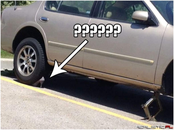 Kobieta zmienia koło