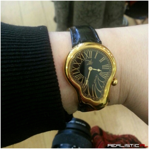 Zegarek zakrzywiający czas