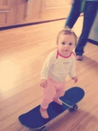 Dziecko na deskorolce