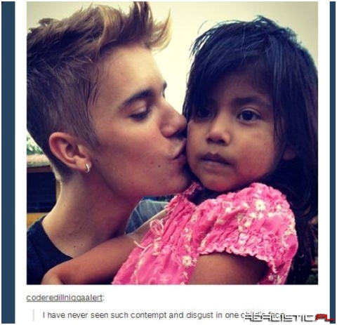 Justin Bieber całuje małą dziewczynkę