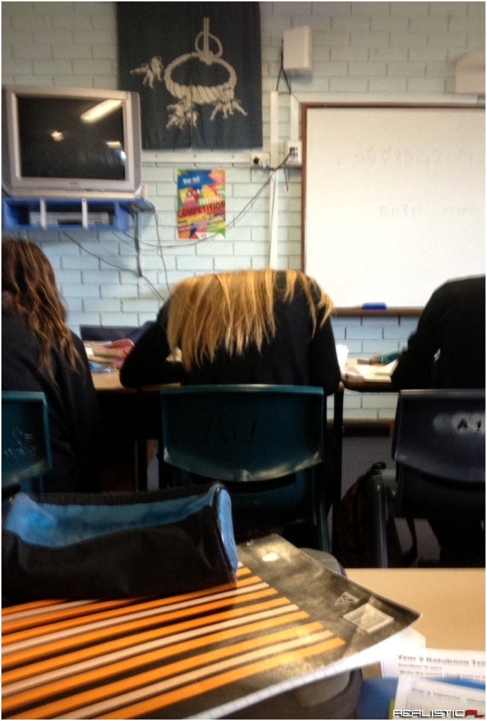 Głowa jej spadła głowa