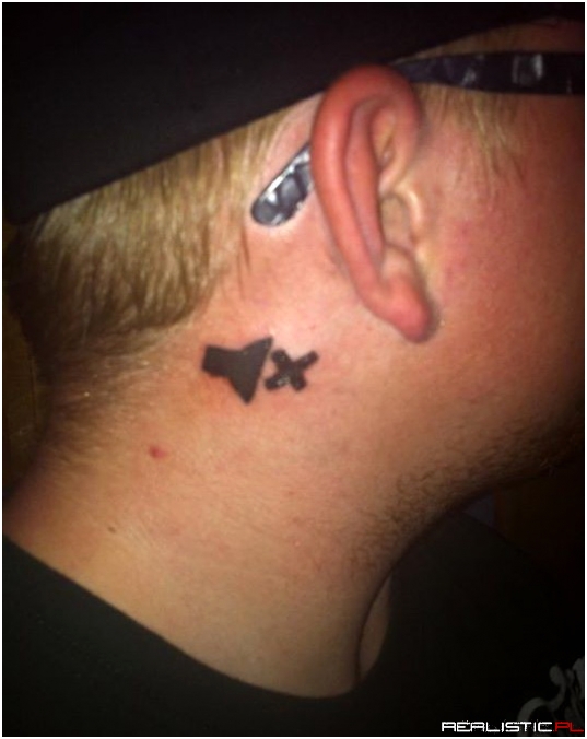 Tatuaż gościa, który urodził się głuchy na prawe ucho