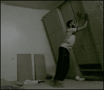 Zmiażdżony przez szafę