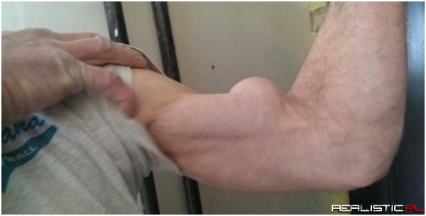 52 cm w bicepsie