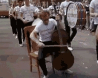 Wiolonczelista na paradzie
