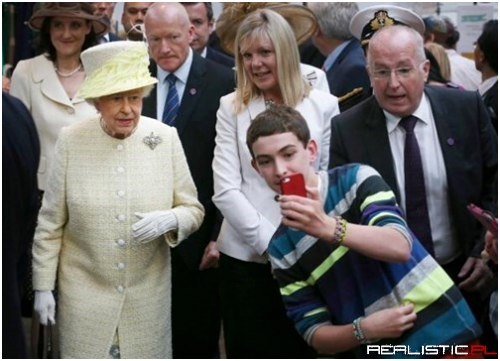 The Queen's Face Says Everything We've Ever Needed to Say About Celebrity Selfies