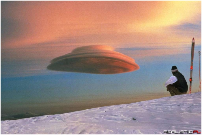 Lenticular 'UFO' Cloud