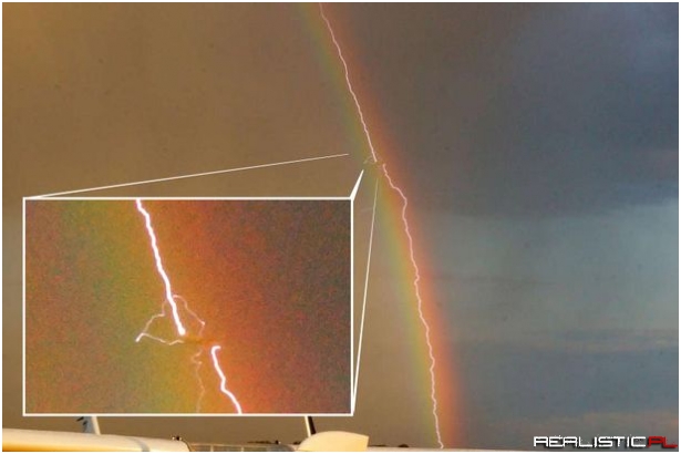 Piorun uderzający w samolot na tle tęczy