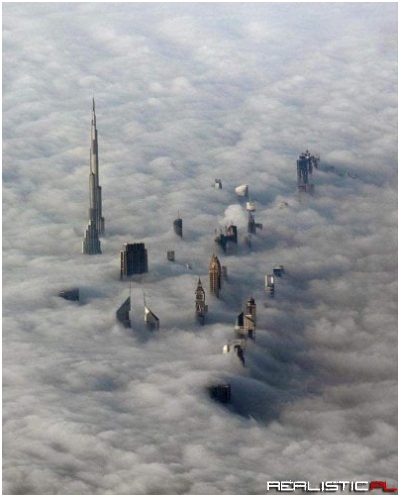 Wieżowce Dubaju przebijają się przez morze chmur