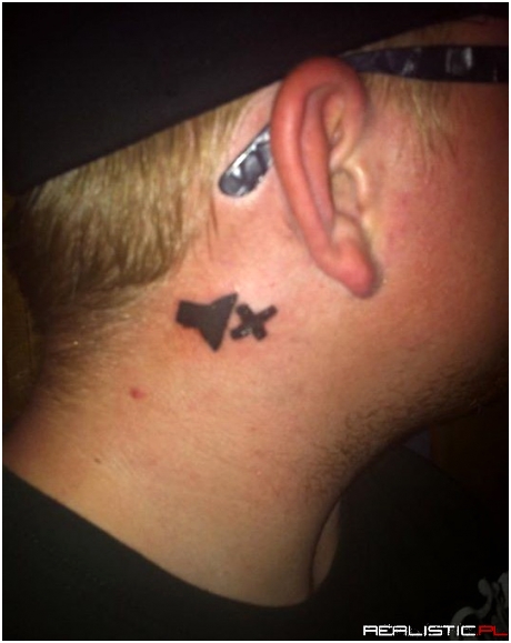 Tatuaż gościa, który urodził się głuchy na prawe ucho