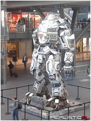 Real sized Titan in Berlins Hauptbahnhof