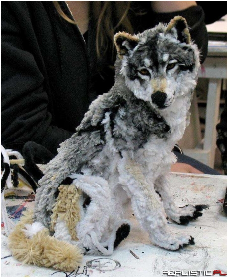 Artist Designs a Wolf Out of Pipe Cleaners