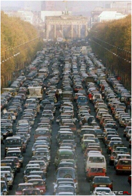 Berlińczycy ze wschodu, w sobotę po upadku muru, udają się na zachód miasta - 1989r