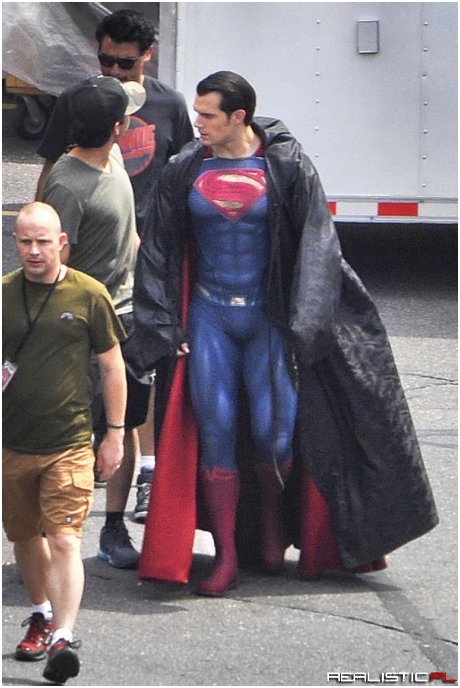 Henry Cavill Shows Off His Super Suit