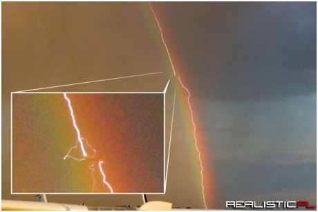 Piorun uderzający w samolot na tle tęczy