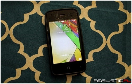 One Redditor Made the Most of Their Phone's Cracked Screen With This Cool Wallpaper